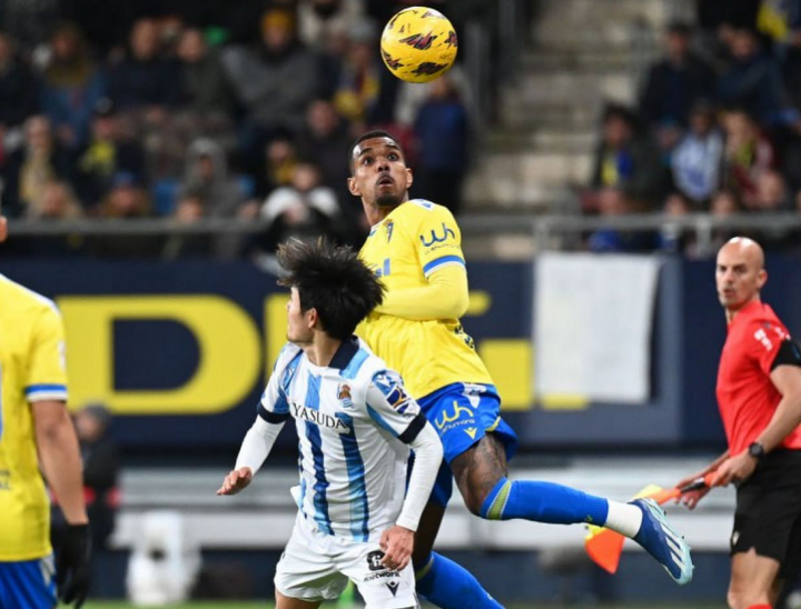 开云娱乐包含集结日费耶诺德状态回暖那不勒斯集结日扳平良机，托特纳姆回应争议备战亚冠直接炸裂的词条